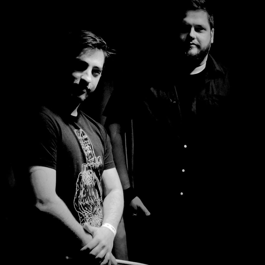 El conjunto formado por Victor Dehé (voz y guitarra) y Lucas Ribeiro (batería), trae su primer sencillo del EP Smashing Dreams con muchas influencias de bandas como Ghost, Metallica y Foo Fighters.